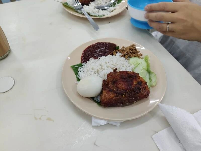 Une assiette de Nasi Lemak