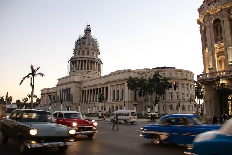 Vue panoramique de La Havane avec ses voitures américaines colorées, Cuba.