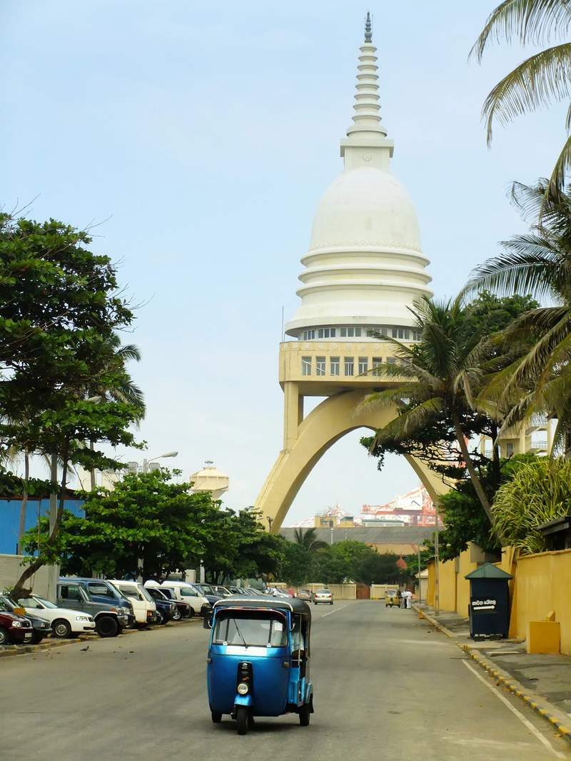 Stupa blanc Sambodhi Chaithya à Colombo, perché sur une arche imposante.