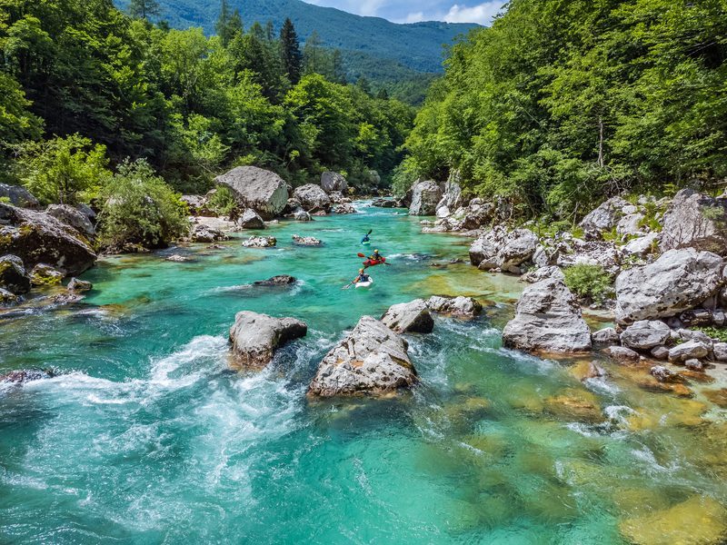 Kayakistes sur la rivière Soča aux eaux cristallines turquoise, Bovec, Slovénie
