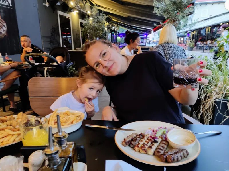 Au restaurant à manger le plat traditionnel Croate, le Cevapcici