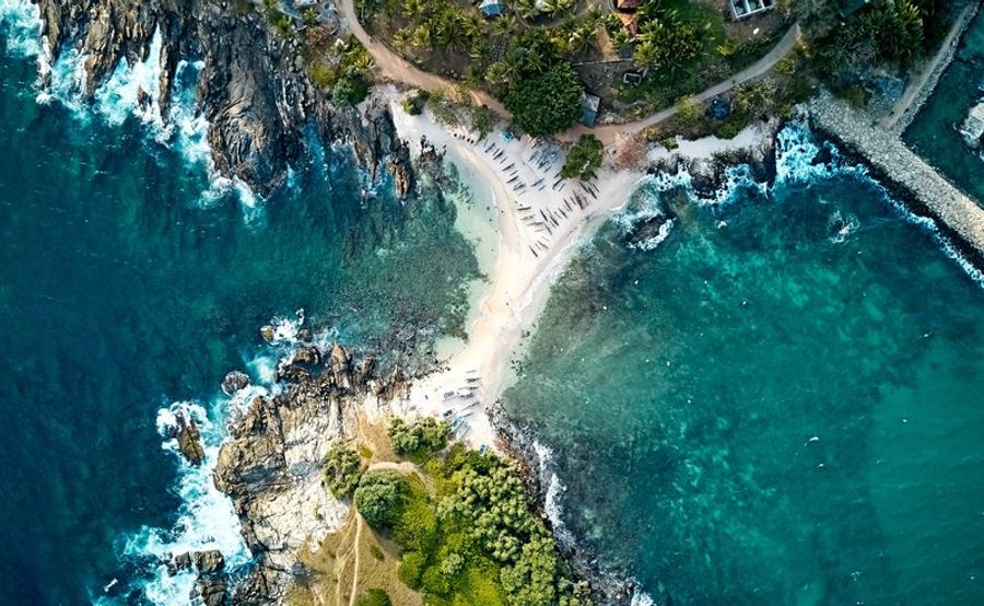 Vue aérienne de Blue Beach Island, un banc de sable entouré d’eaux turquoise près d’Hiriketiya, Sri Lanka.