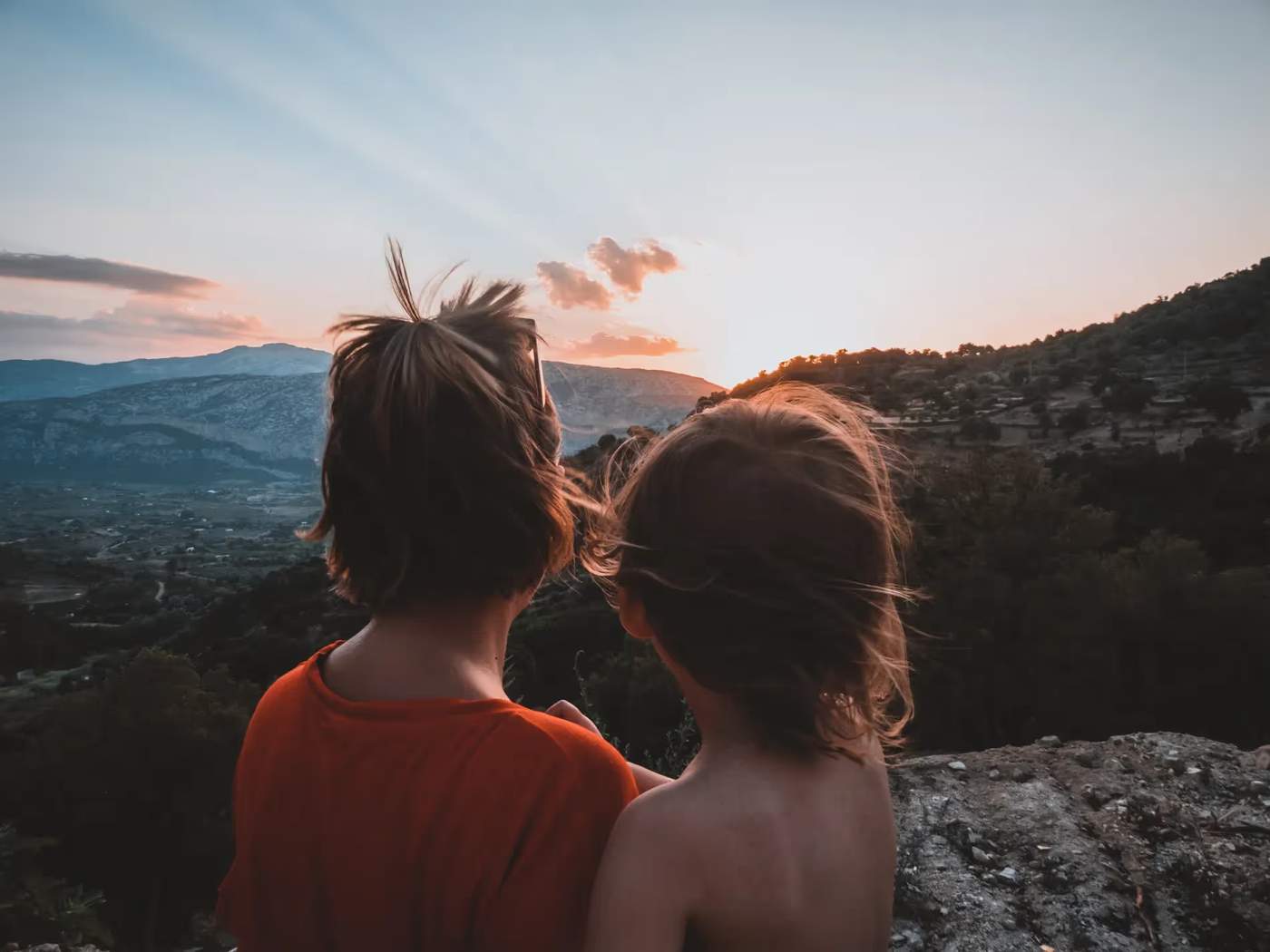 Maud et Anna admirant le couché de soleil à Dorgali