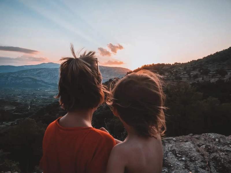 Maud et Anna admirant le couché de soleil à Dorgali