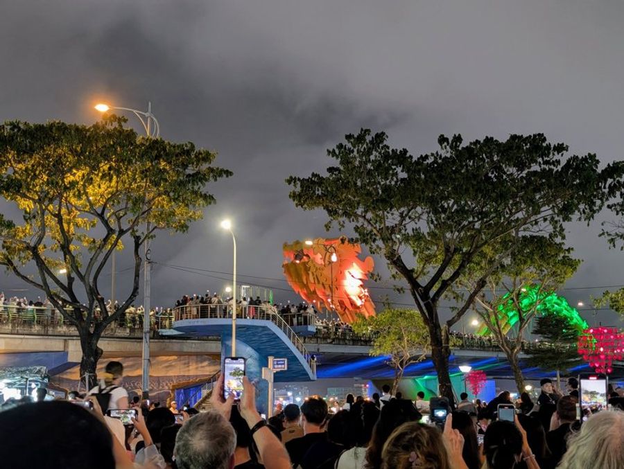 Le Pont du Dragon de Da Nang illuminé lors du show de feu du week-end