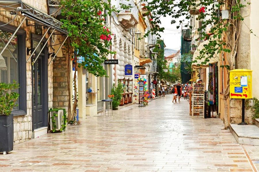 Ruelle pavée bordée de bâtiments colorés dans la vieille ville de Nauplie, Grèce.