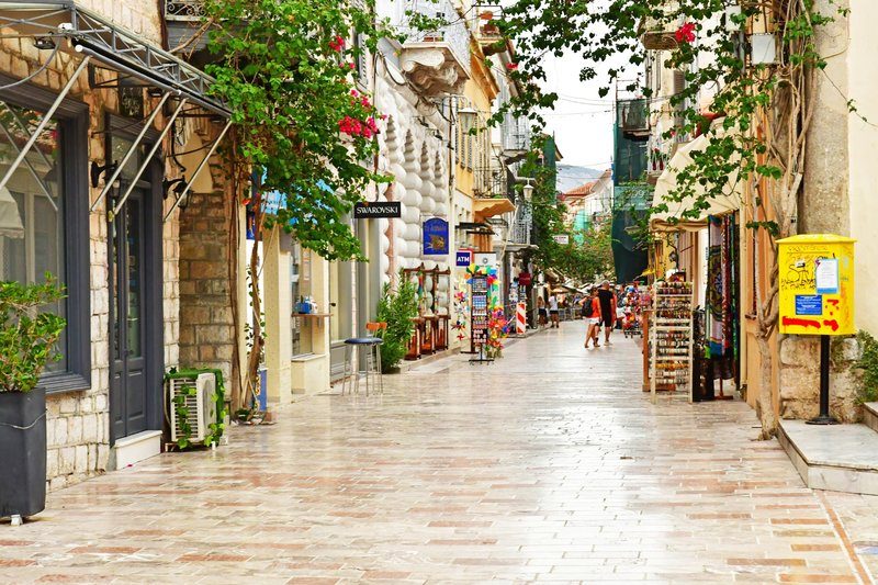 Ruelle pavée bordée de bâtiments colorés dans la vieille ville de Nauplie, Grèce.