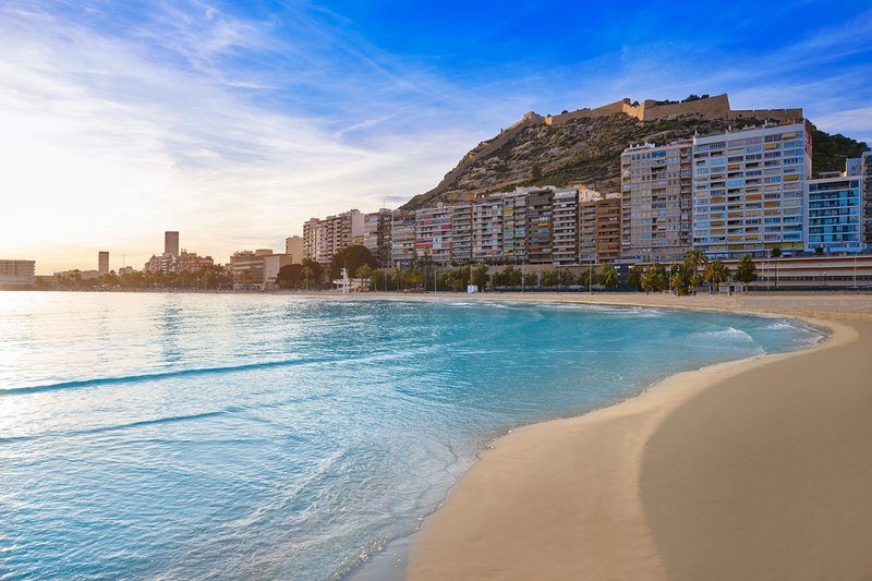 Plage du Postiguet à Alicante avec vue sur la mer Méditerranée.