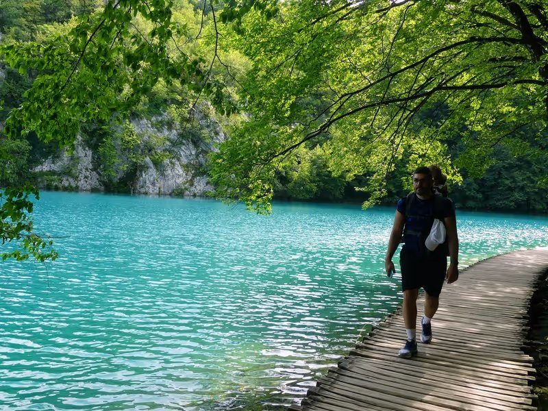 Plitvice · les passerelles sur les lacs turquoise au lever du jour