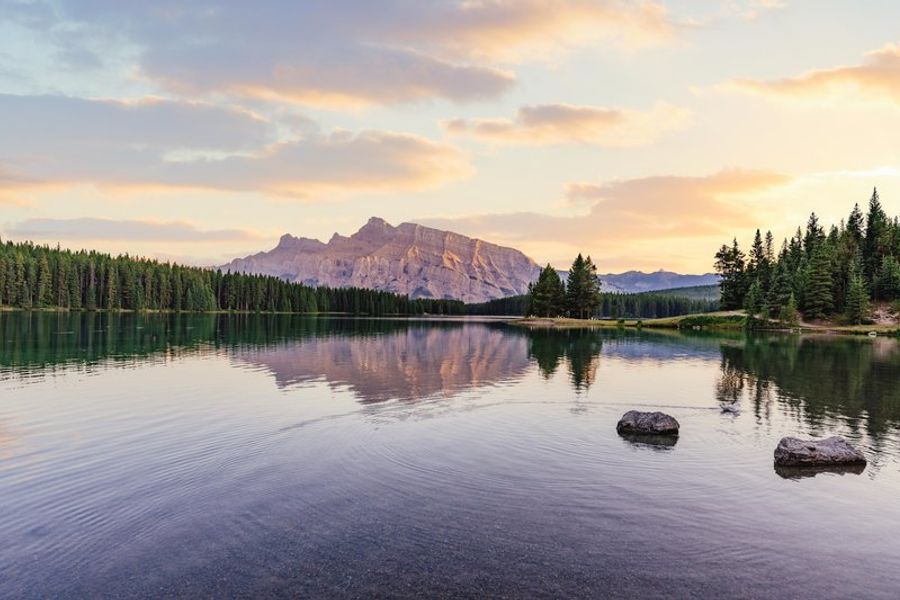 Coucher de soleil rose sur le lac Two Jack avec le Mont Rundle