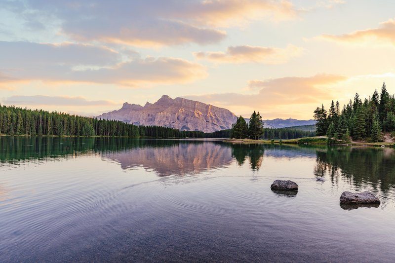 Coucher de soleil rose sur le lac Two Jack avec le Mont Rundle