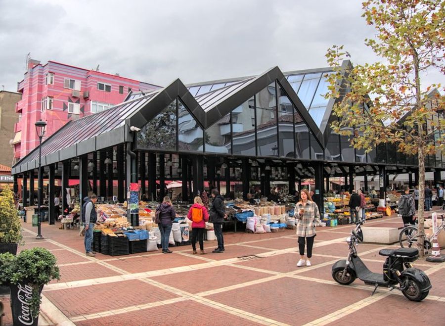 Le Nouveau Bazar de Tirana avec ses stands et ses produits locaux.