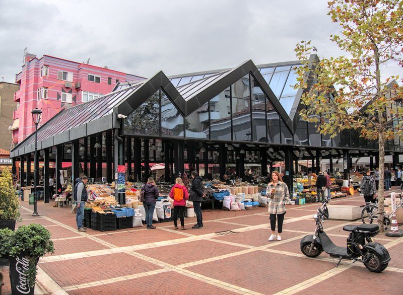 Le Nouveau Bazar de Tirana avec ses stands et ses produits locaux.