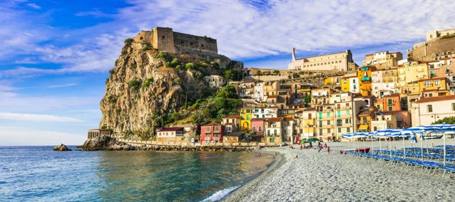 Plage avec vue sur le château et les maisons colorées de Scilla
