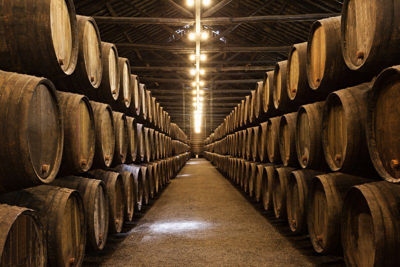 Alignement de tonneaux dans les caves à vin de Porto, à Vila Nova de Gaia.