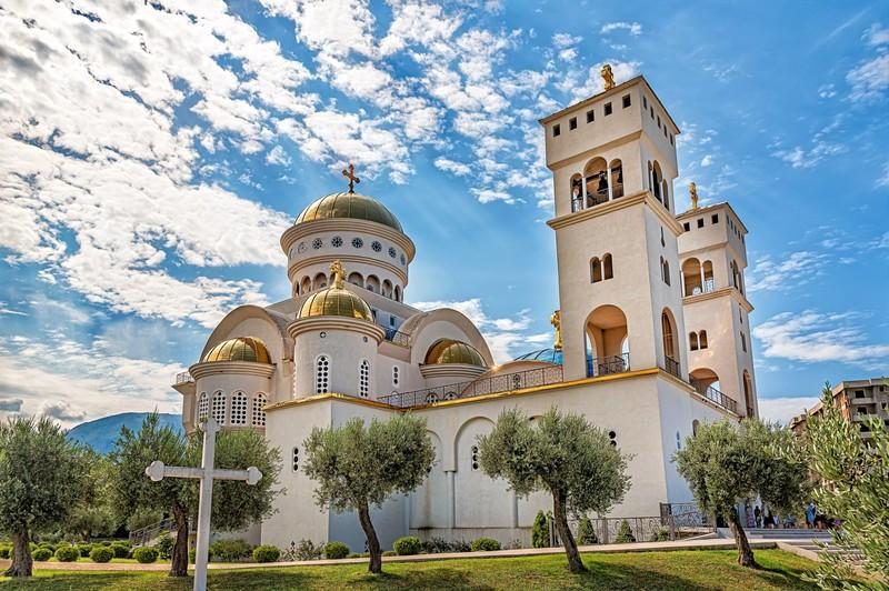 Cathédrale Saint-Jovan Vladimir à Bar au Monténégro avec dômes dorés