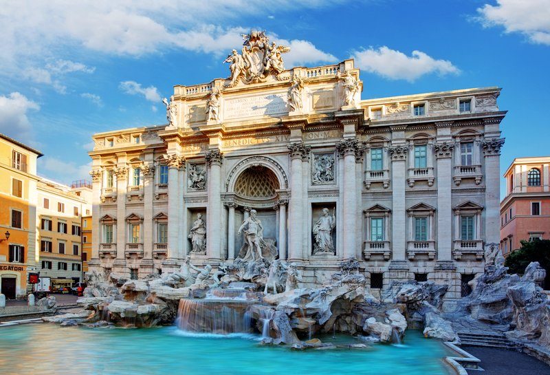 Fontaine de Trévi à Rome illuminée par le soleil