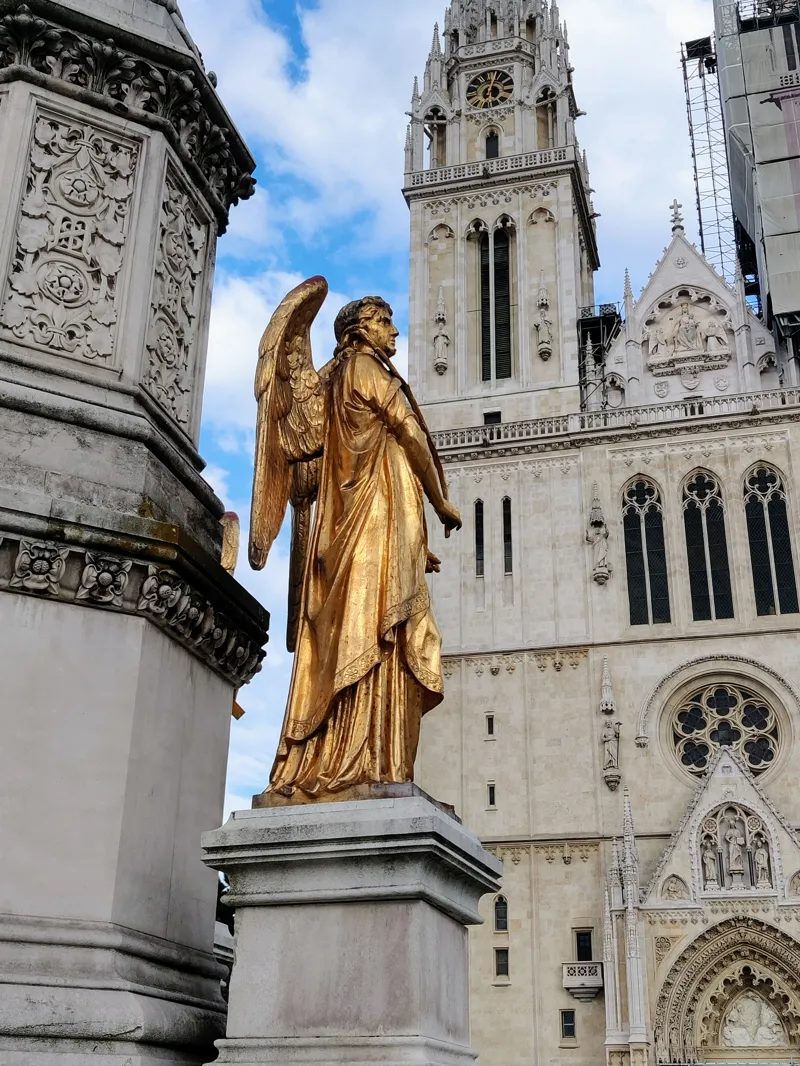 Un ange devant la cathédrale de Zagreb dans le quartier de Kaptol