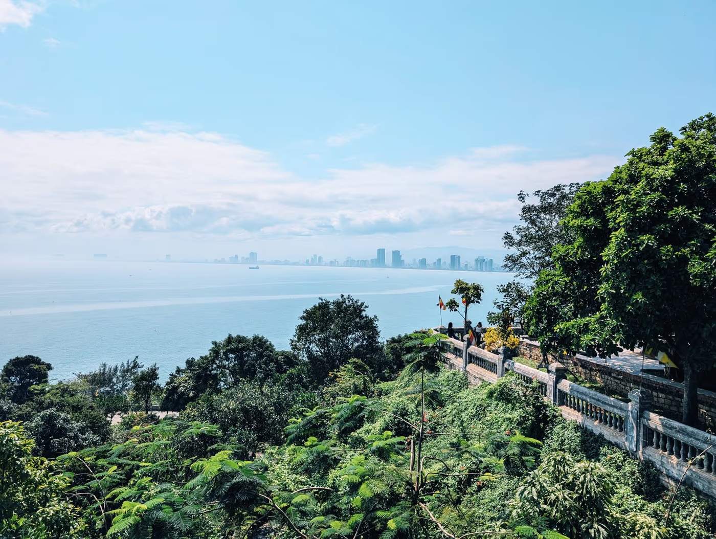 Vue panoramique sur Da Nang depuis la péninsule de Son Tra, avec la ville en arrière-plan