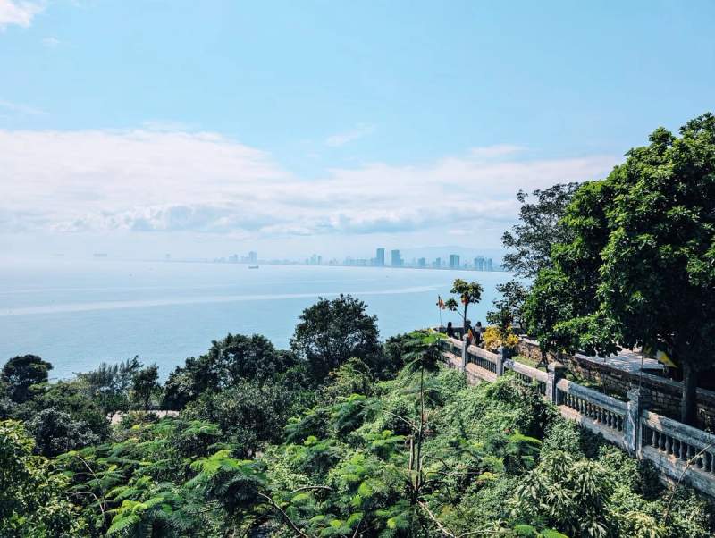 Vue panoramique sur Da Nang depuis la péninsule de Son Tra, avec la ville en arrière-plan
