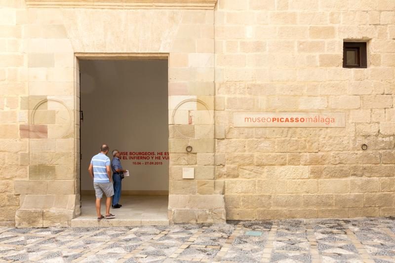 Entrée du musée Picasso à Malaga, Espagne, avec des visiteurs devant.