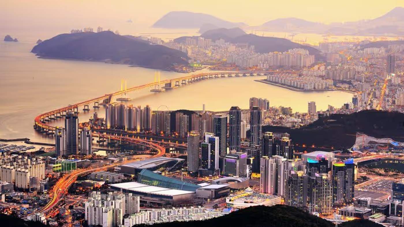 Vue panoramique de la ville côtière de Busan avec son célèbre pont Gwangandaegyo illuminé.