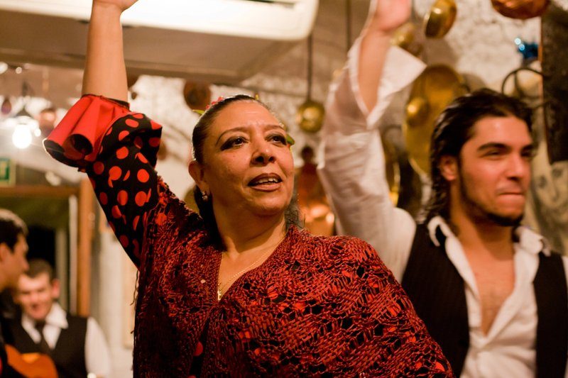 Danseurs de flamenco en pleine performance dans une ambiance traditionnelle à Grenade.