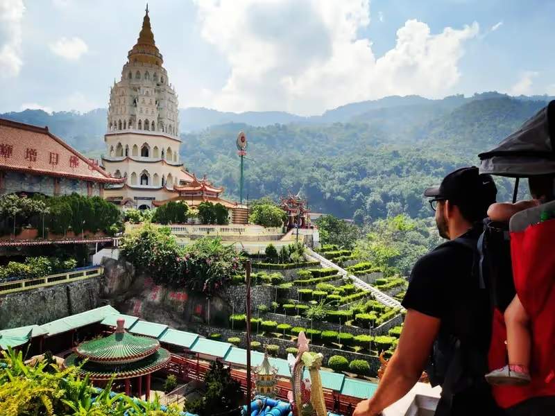 Cyril et Anna admirant le temple Kek Lok Si