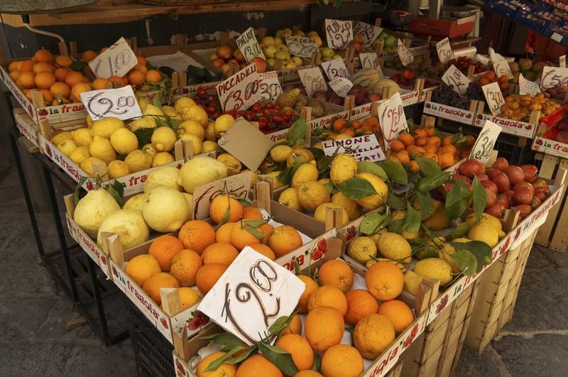 Étals colorés de fruits et légumes dans un marché typique des Pouilles.