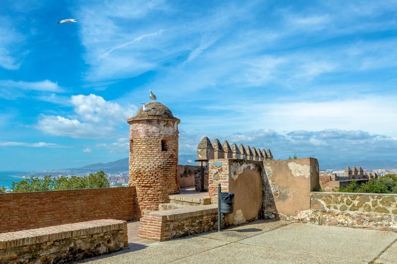Vue depuis le château de Gibralfaro avec la mer en arrière-plan.