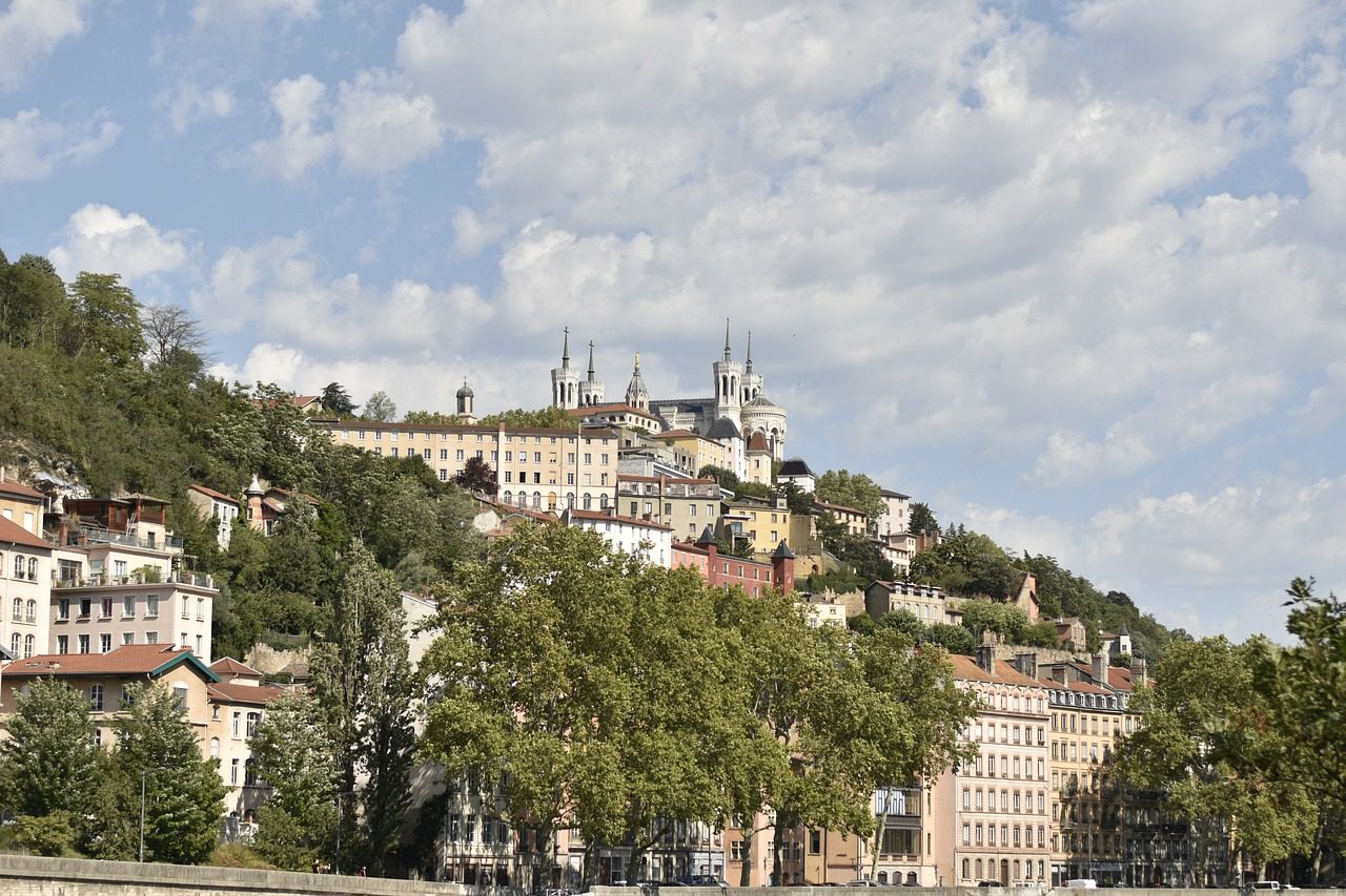 vue typique de la ville de Lyon en France, avec une mise en avant de la Basilique Notre-Dame de Fourvière qui trône au sommet de la colline