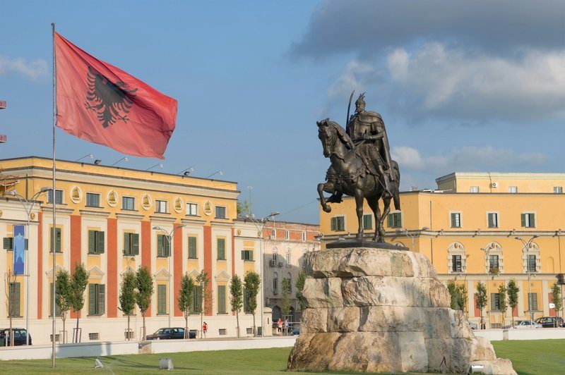 Statue de Skanderbeg sur la place principale de Tirana avec le drapeau albanais.