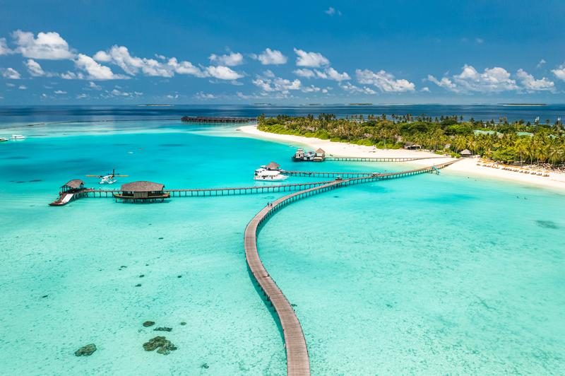 Plage paradisiaque et eau turquoise aux Maldives en février