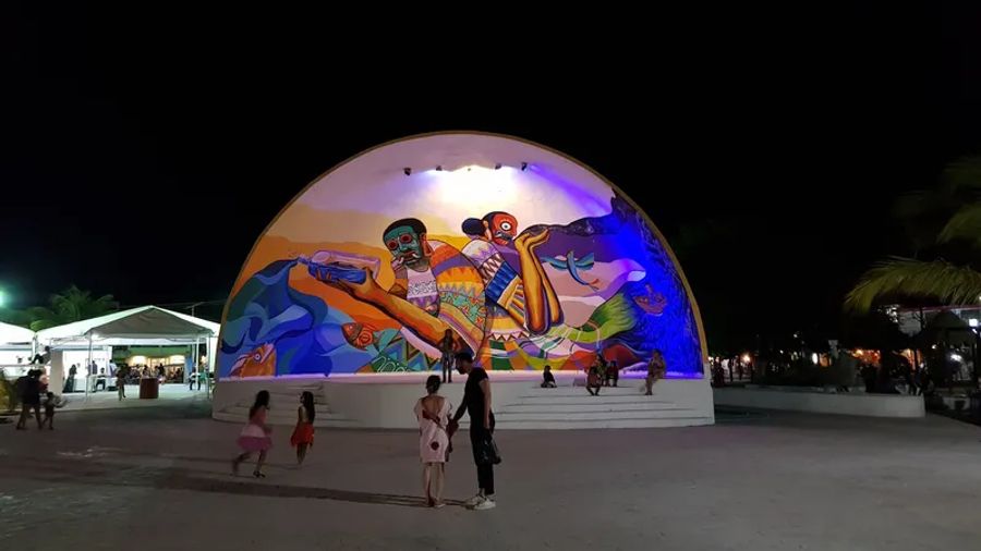 Une murale vibrante et colorée représentant la culture locale illumine une structure en forme de dôme à Holbox