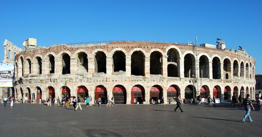 Vue extérieure des arènes de Vérone, Italie.