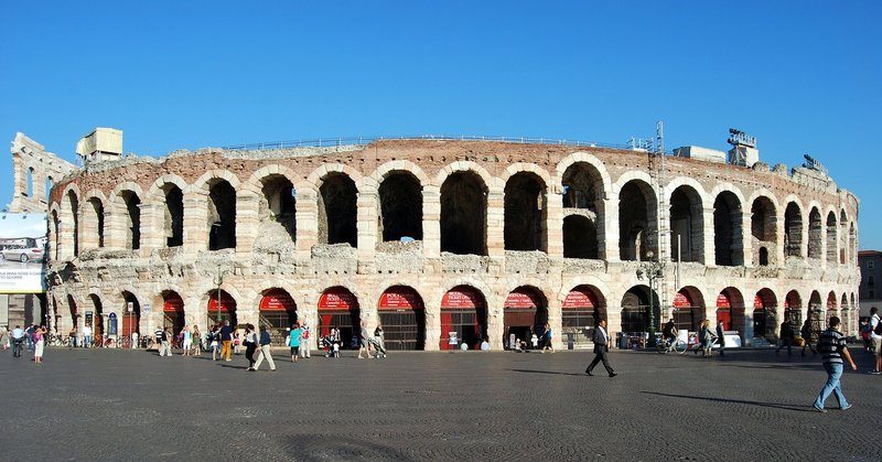Vue extérieure des arènes de Vérone, Italie.