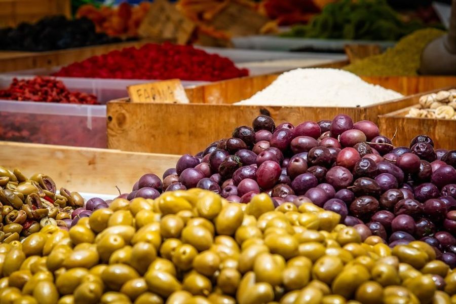 Des olives et autres produits frais sur un marché traditionnel à Areopoli en Grèce.