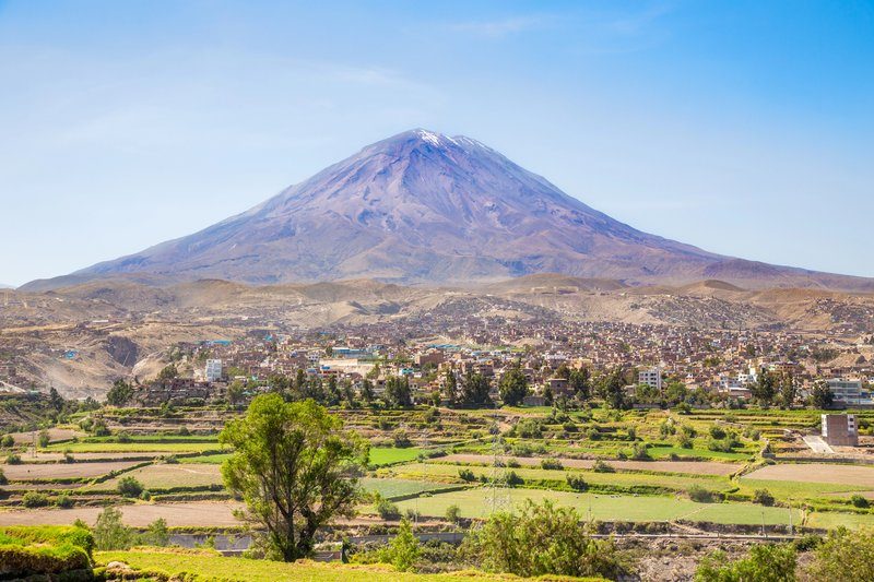 Le majestueux volcan Misti avec son sommet enneigé surplombant la vallée et la ville d’Arequipa.