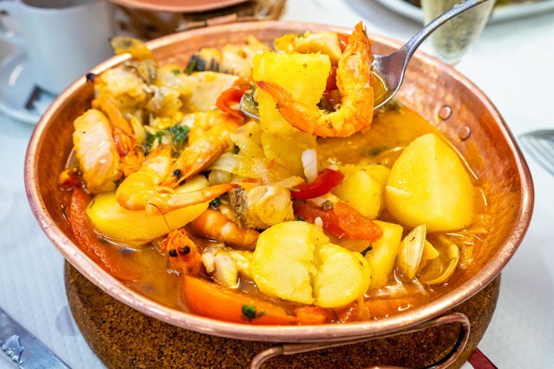 Un plat traditionnel portugais de fruits de mer servi dans une cataplana à Costa da Caparica, Portugal.