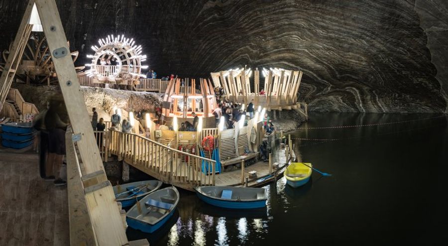 Barques sur le lac souterrain de la mine de sel de Turda.