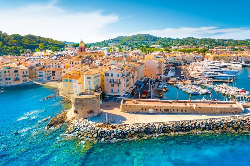 Port de Saint-Tropez avec ses voiliers et ses façades colorées