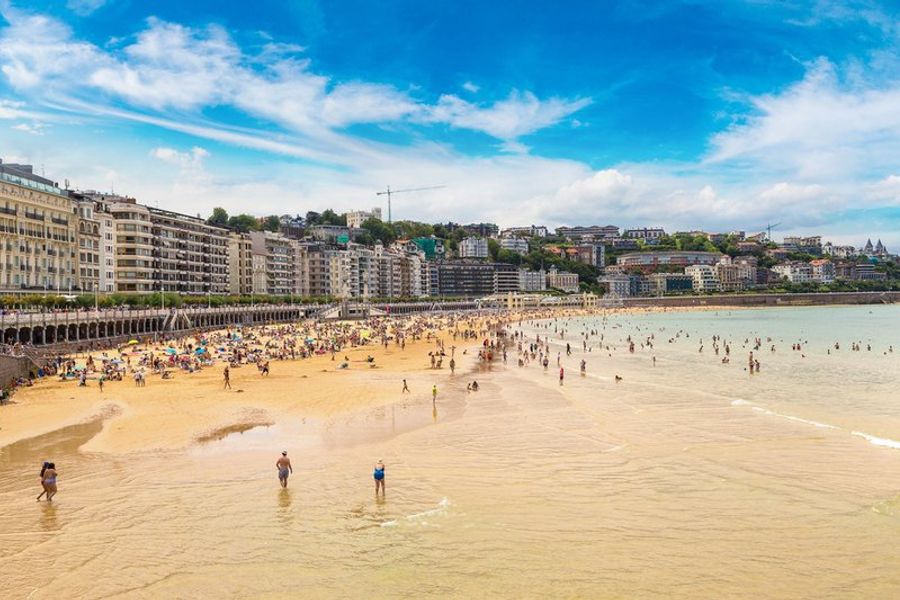 Plage bondée avec vue sur la baie de la Concha à San Sebastián.