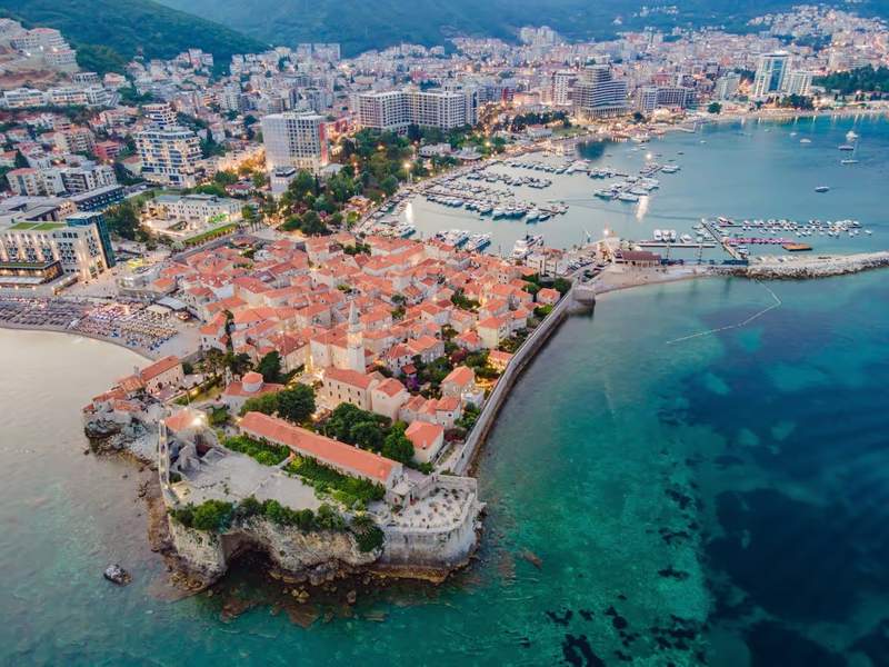 Vue aérienne de la vieille ville de Budva au Monténégro avec marina et mer Adriatique turquoise