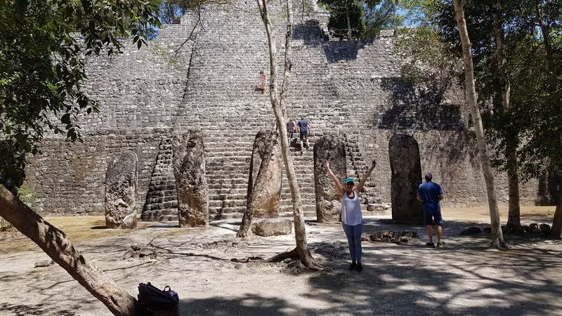 Ruines de Calakmul, avec des visiteurs explorant le site archéologique maya.