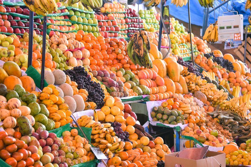 Étals colorés du marché San Camilo à Arequipa avec une grande variété de fruits tropicaux et locaux.