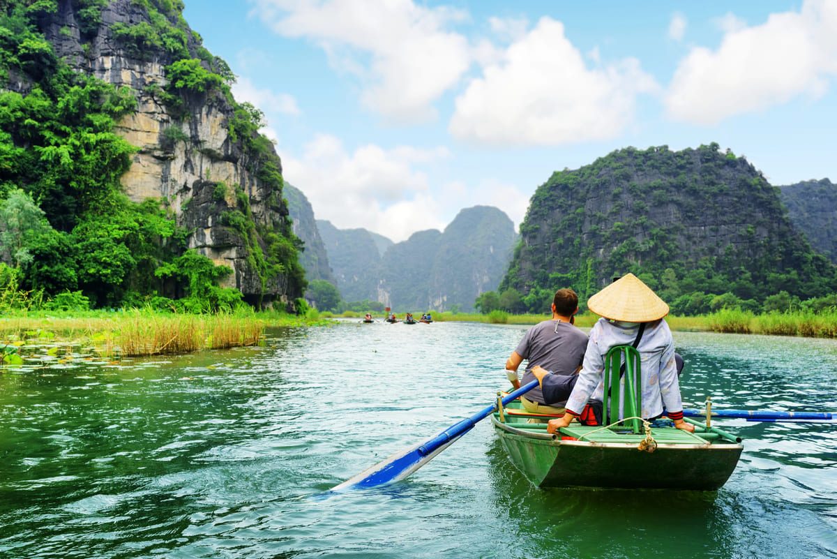 Balade en barque au milieu des formations karstiques à Ninh Binh, Vietnam