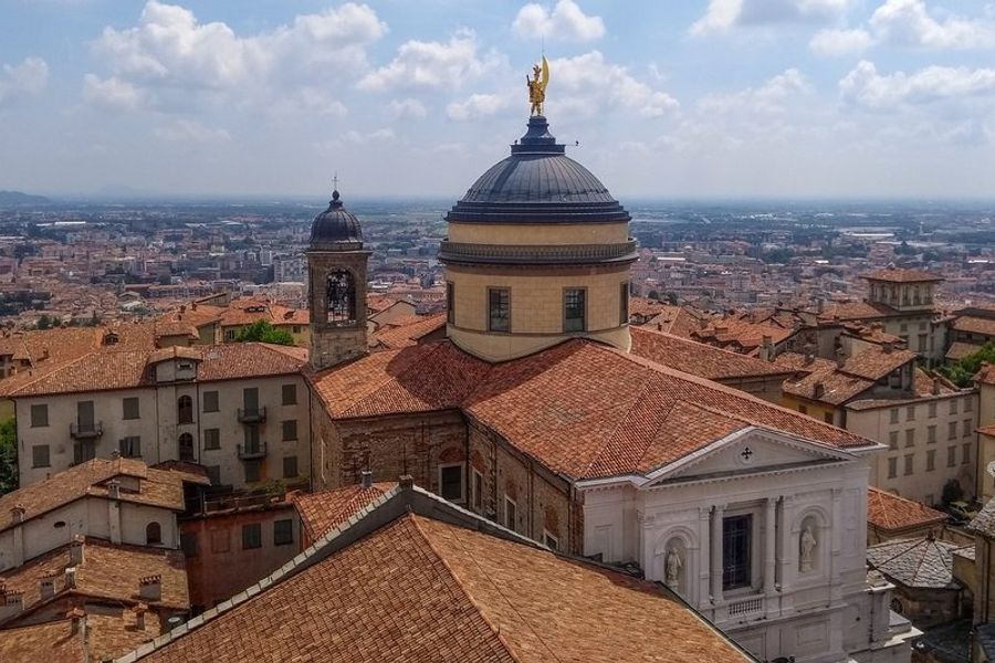 Vue sur les toits de Bergame en Lombardie avec des bâtiments historiques.