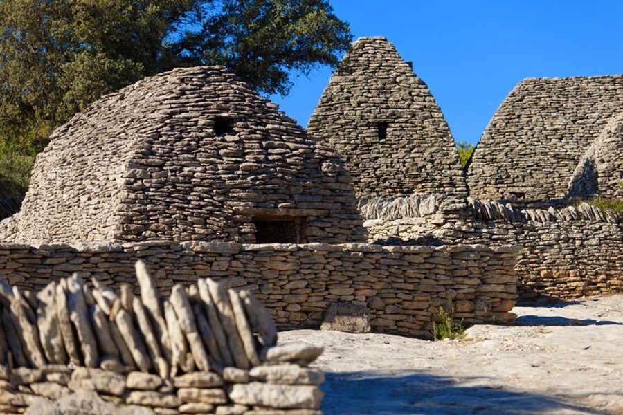 Structure traditionnelle en pierre sèche du célèbre Village des Bories à Gordes.