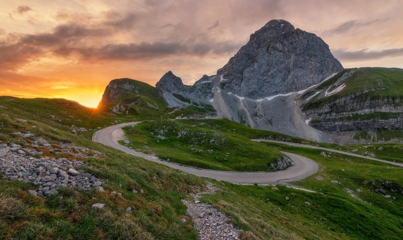 Route sinueuse du col de Mangart au coucher de soleil, Alpes juliennes, Slovénie