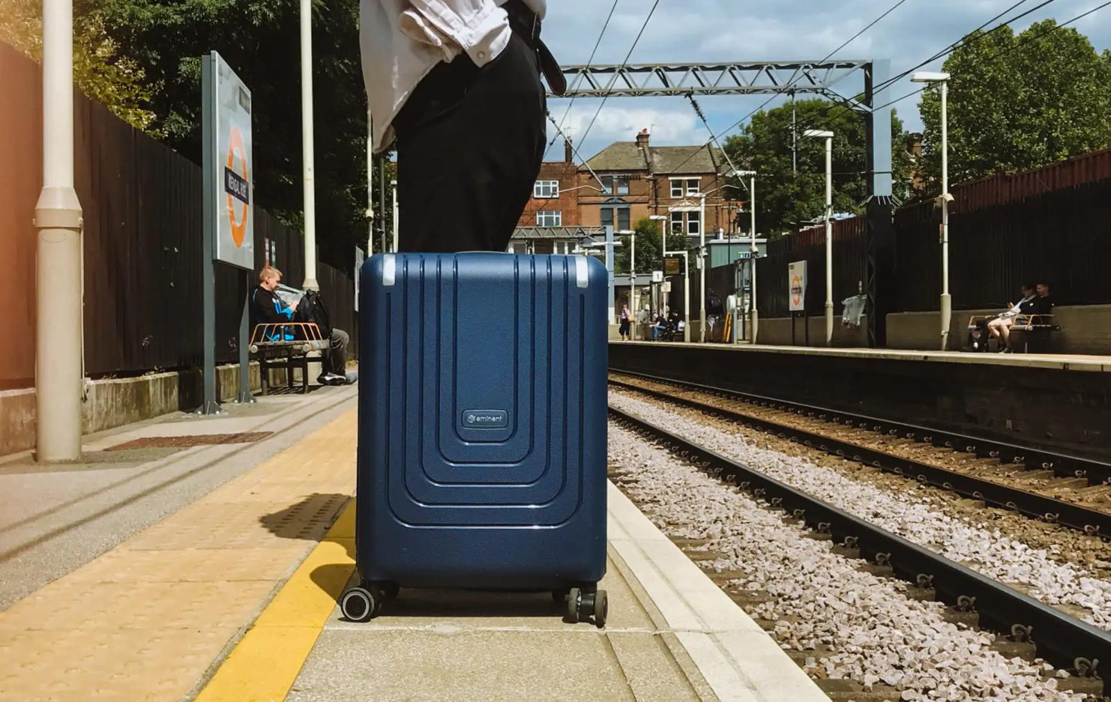 Une valise pour cabine d'avion Eminent sur le quai d'une gare